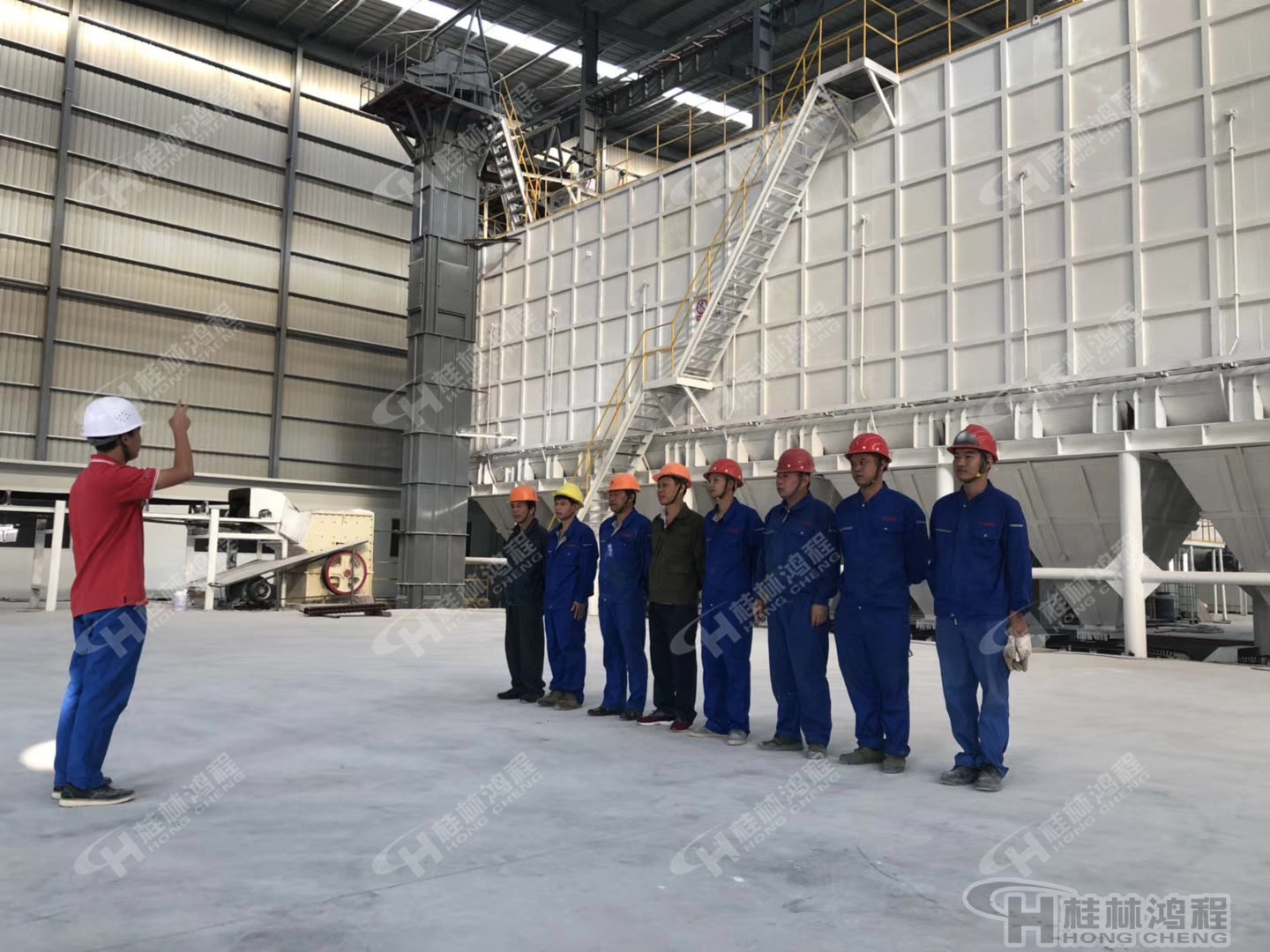 桂林鴻程人造石生產(chǎn)線003號EPC項(xiàng)目總包設(shè)備安裝現(xiàn)場 桂林鴻程人造石生產(chǎn)線003號EPC項(xiàng)目總包設(shè)備安裝現(xiàn)場