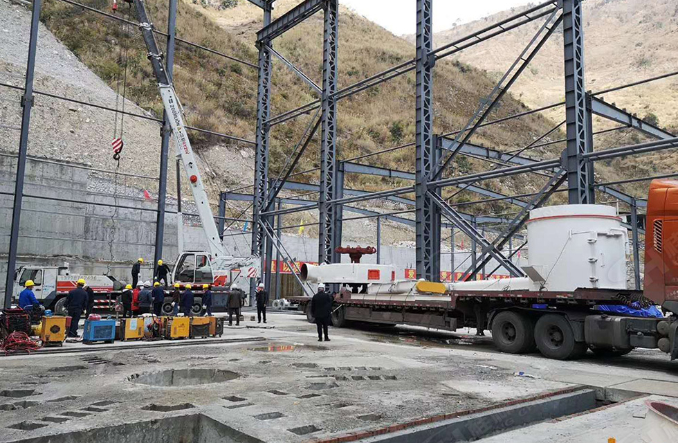 廣西桂林鴻程磨粉機董事長容棟國、總經(jīng)理林總親臨磨機安裝現(xiàn)場指導工作