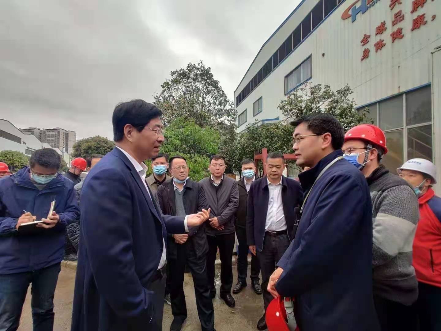 桂林市委書記周家斌書記，鐘洪常務(wù)副市長等市委市政府，區(qū)委區(qū)政府領(lǐng)導(dǎo)一行開年第一站來到廣西桂林鴻程機(jī)械廠指導(dǎo)慰問